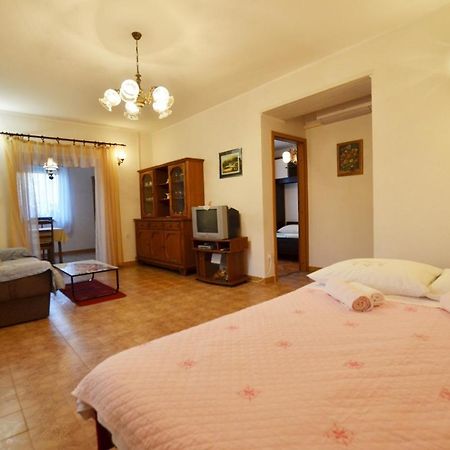 Miro Apartments Kanfanar Bagian luar foto